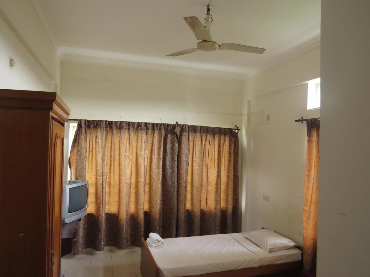 Hotel Lals Residency Adur Zewnętrze zdjęcie