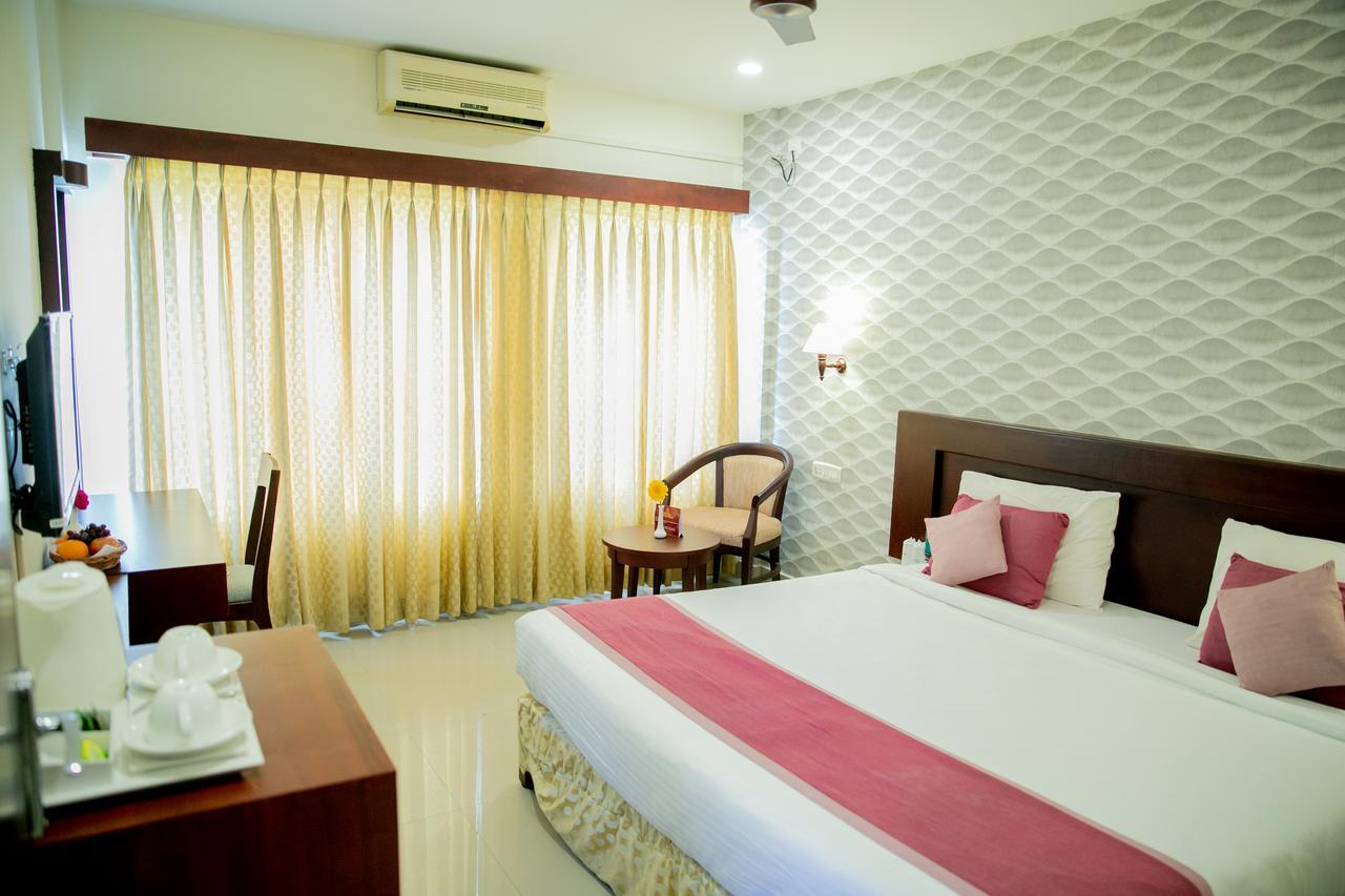 Hotel Lals Residency Adur Zewnętrze zdjęcie