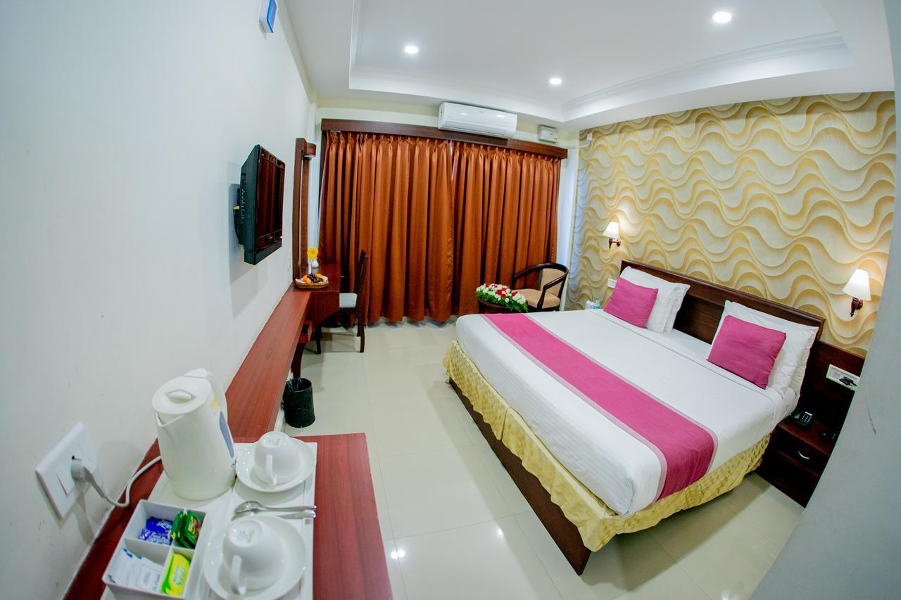 Hotel Lals Residency Adur Zewnętrze zdjęcie