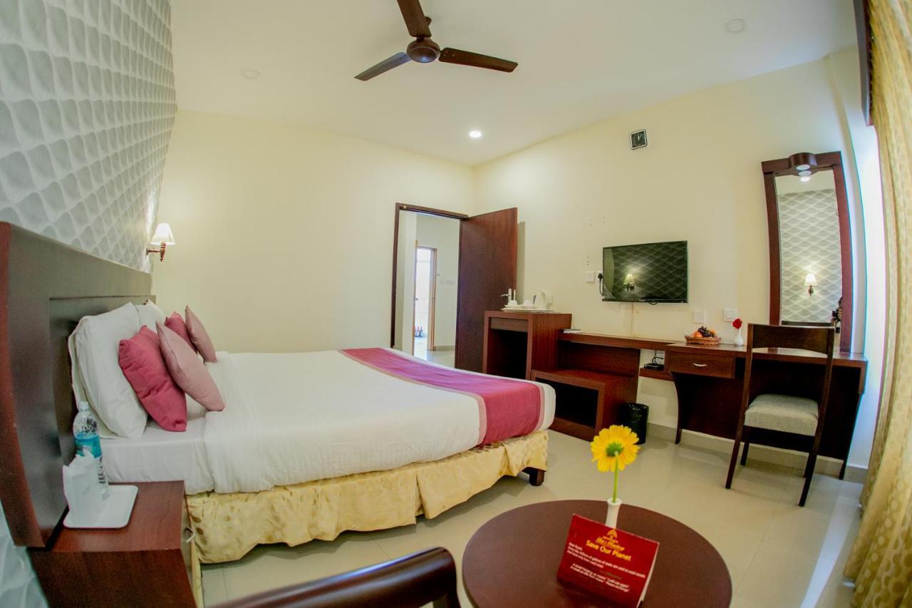 Hotel Lals Residency Adur Zewnętrze zdjęcie
