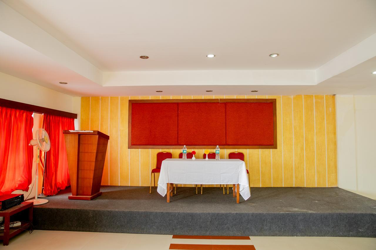 Hotel Lals Residency Adur Zewnętrze zdjęcie