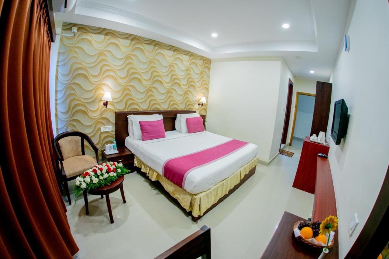 Hotel Lals Residency Adur Zewnętrze zdjęcie